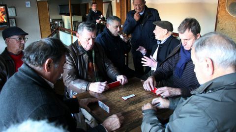 La tradicional partida de cartes en el Bar Brigantium