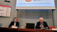 De izquierda a derecha, el consejero de Movilidad, Medio Ambiente y Gestin de Emergencias, Alejandro Calvo, y el presidente de Asetra, Ovidio de la Roza en la clausura del IX Foro de Transporte Multimodal organizado por Asetra.