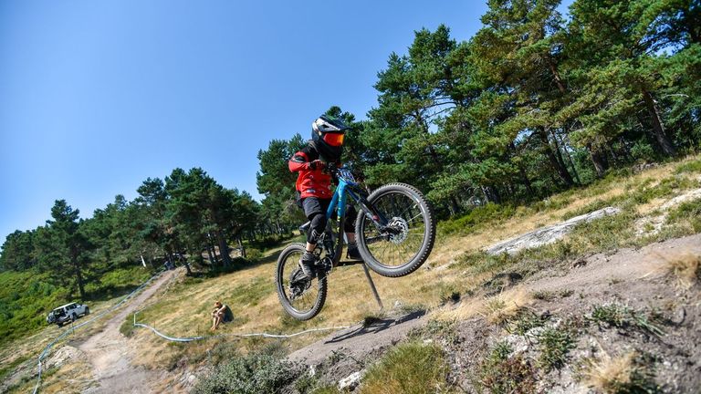 Uno de los participantes en el Mini DH Manzaneda, en el Bike Park de la Estación de Montaña.