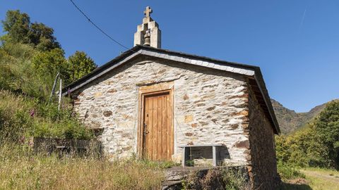 Una capilla restaurada en la localidad de Ferreira