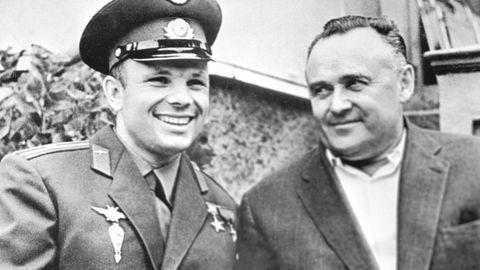 Yuri Gagarin y el ingeniero Sergui Koroliov, el padre de la nave espacial Vostok