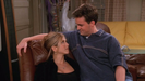 Jennifer Aniston y Matthew Perry durante una escena de Friends.
