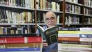 Caínzos, na biblioteca eumesa, rodeado de libros e de exemplares da revista «Cátedra», da que foi cofundador