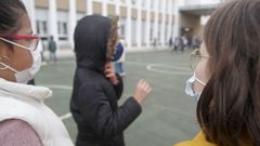 Escolares con mascarilla en el patio del colegio Cruceiro de Ferrol