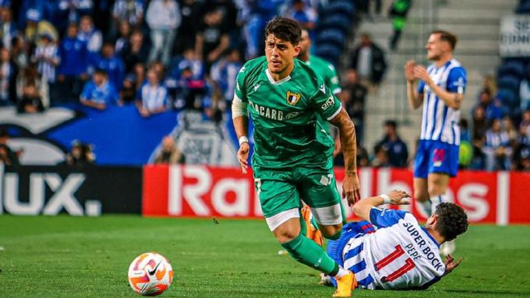 Santiago Colombatto conduce el balón durante un Oporto-Famalicão