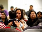 Una inmigrante abraza a su hijo en Nueva York tras conocer las medidas ordenadas por Obama. 