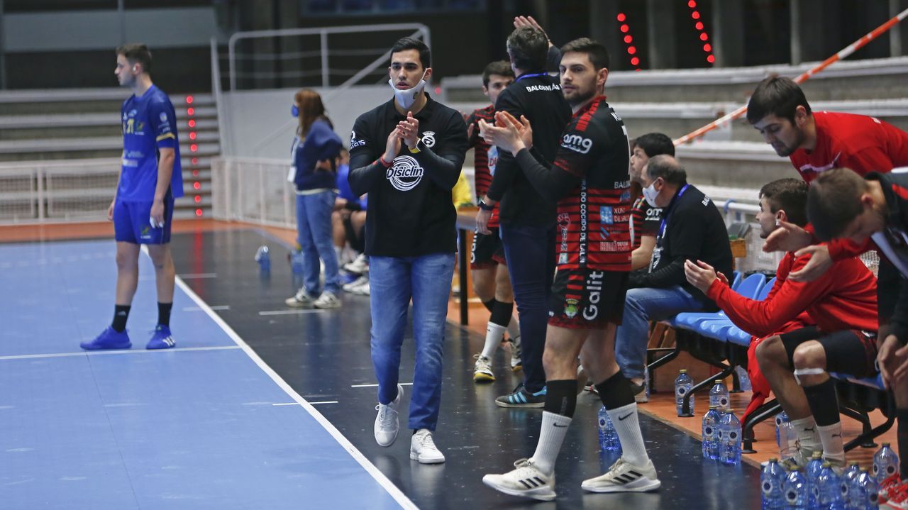 �Houbo tiros antes de entrar no hemiciclo; puido morrer xente�.Operarios reparando la aver�a en la calle Benigno Quiroga