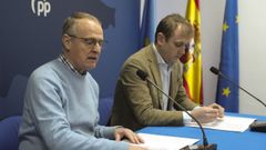 El candidato del PP a la Presidencia del Principado, Diego Canga (i), y el diputado Pablo lvarez-Pire (d) presentan este martes un plan sobre la transparencia de las instituciones asturianas