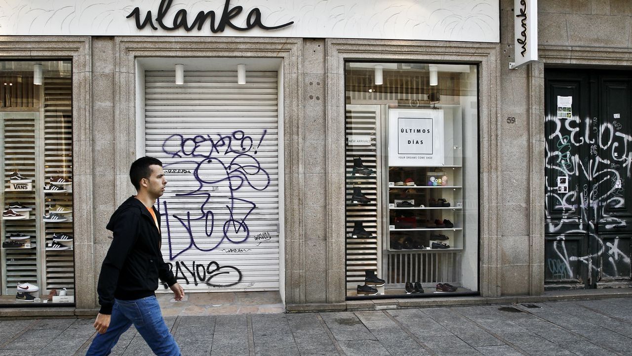 Los grafitis afean el escaparate de Vigo