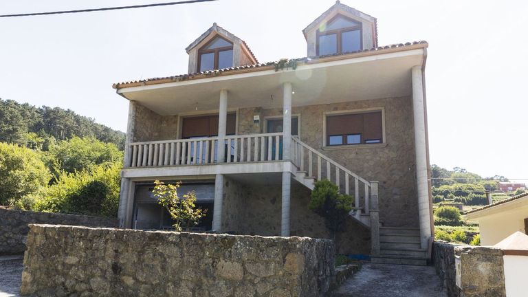 Desalojan un chalé en Fisterra que estuvo okupado durante un año y medio por seis personas