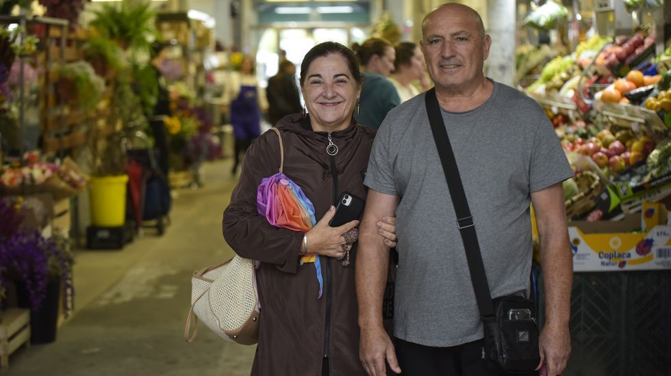 Paquita y Jos� Luis, que viven en Ibiza, visitando el mercado de Pontevedra, aunque ellos comen a diario de restaurante, ya que se alojan en un hotel y no cocinan.