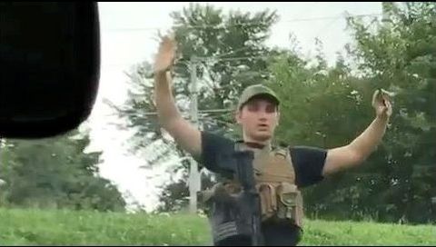 Un joven de unos 20 aos lleg al establecimiento con un fusil de asalto, unos 100 cartuchos de municin y con equipamiento militar