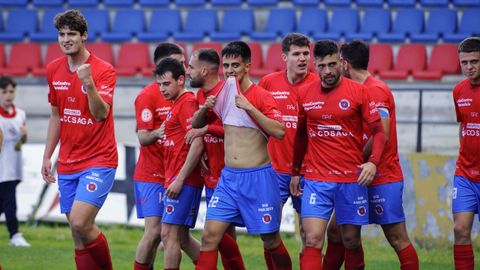 Osian celebra su gol con sus compañeros