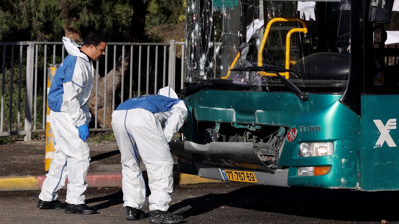 La policía israelí inspecciona un autobús dañado por una de las explosiones