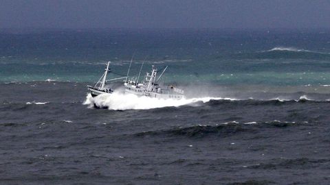 El cierre de las 87 áreas a la pesca de fondo zarandea como un tren de temporales a barcos de Gran Sol como este de Celeiro en la bocana de la ría de Viveiro (foto de archivo)