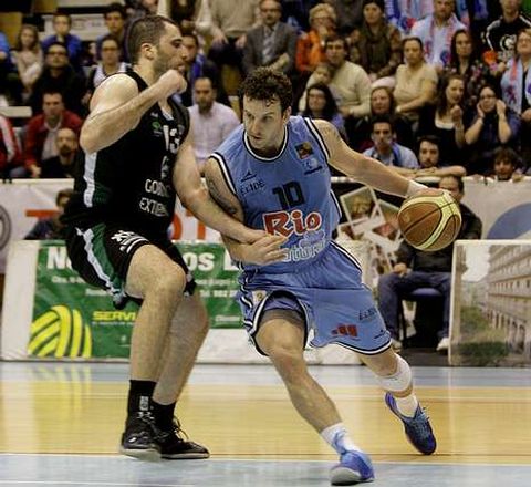 Winchester, con el baln ante Morentin en el play off.