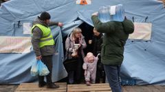 Una familia de refugiados recibe asistencia tras su llegada a Lepolis