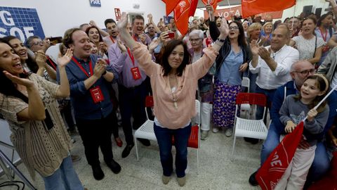 Inés Rey celebrando que podrá seguir como alcaldesa con el apoyo del BNG