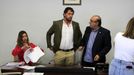 El nuevo alcalde Roi Rigueira (PSOE) y su predecesor, Ramiro Moure (PP), en el pleno de investidura del pasado mes de junio