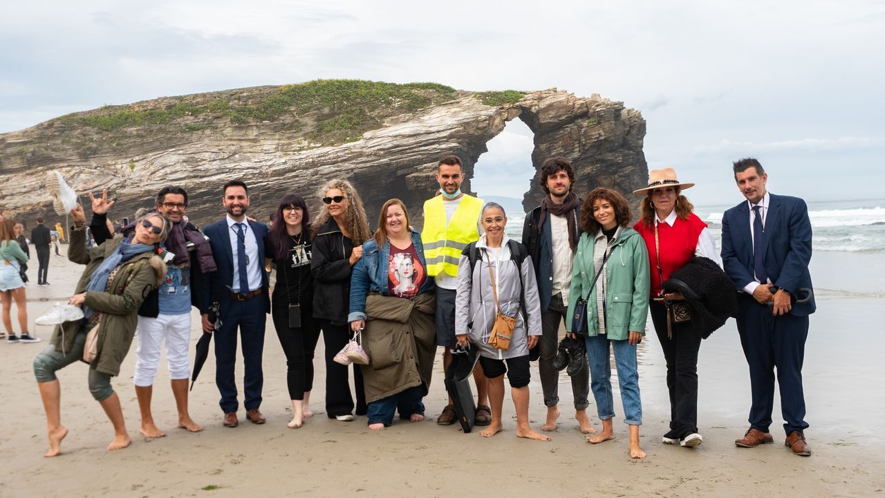 Vaciado histrico del embalse en Portomarn.Belinda Washington y un grupo de famosos durante una visita este sbado a la playa de As Catedrais