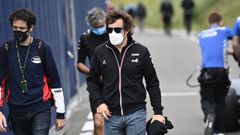 El piloto espaol llegando al primer entrenamiento previo al Gran Premio de Austria