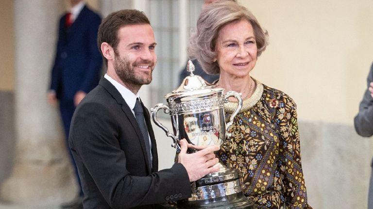 Juan Mata y la reina Sofía