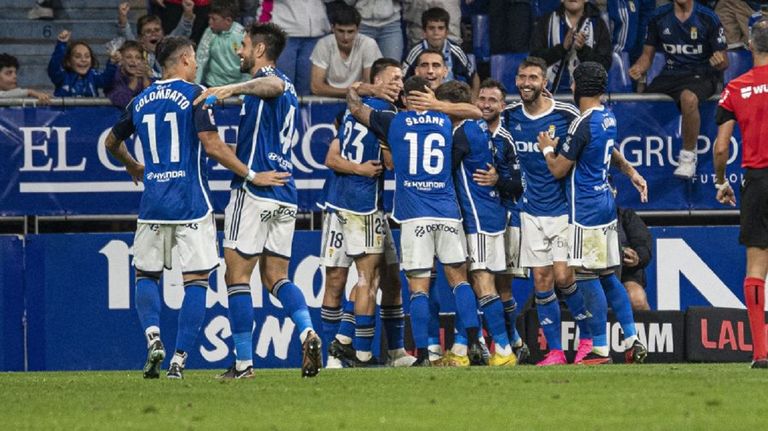 Los jugadores del Oviedo celebran uno de los goles al Albacete