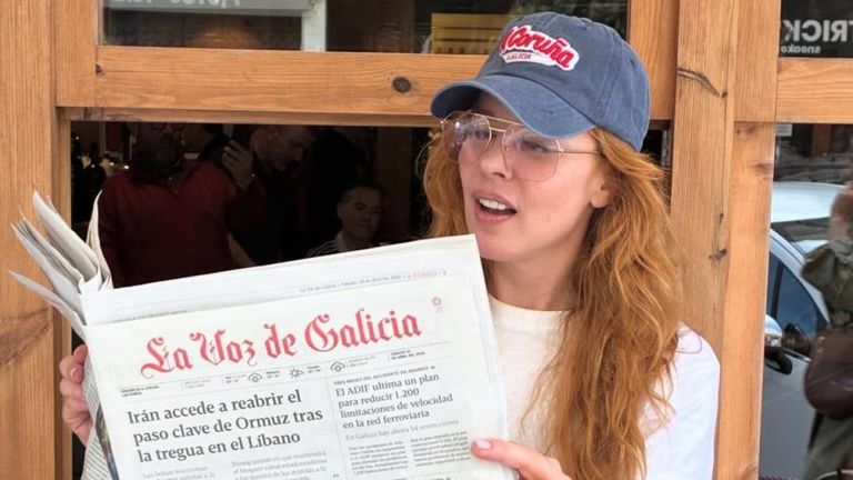 La modelo venezolana Eglantina Zingg comparte con sus 300.000 seguidores una imagen leyendo La Voz de Galicia
