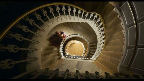 Aura Garrido en una escena en la que baja corriendo por las escaleras laterales del teatro Afundación.
