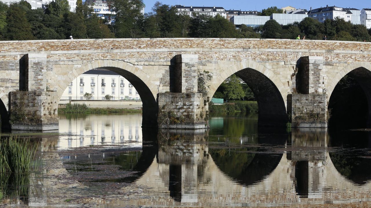 Gradados prehistóricos.Puente romano de Lugo, por donde discurrió la Vía XIX, y el Balneario con las termas romanas, al fondo