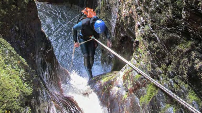 La iniciación al barranquismo cumple diez años en la sierra de O Courel