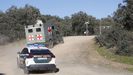 Una ambulancia militar y un coche de la Guardia Civil en la zona donde se encontraron a los dos militares desaparecidos