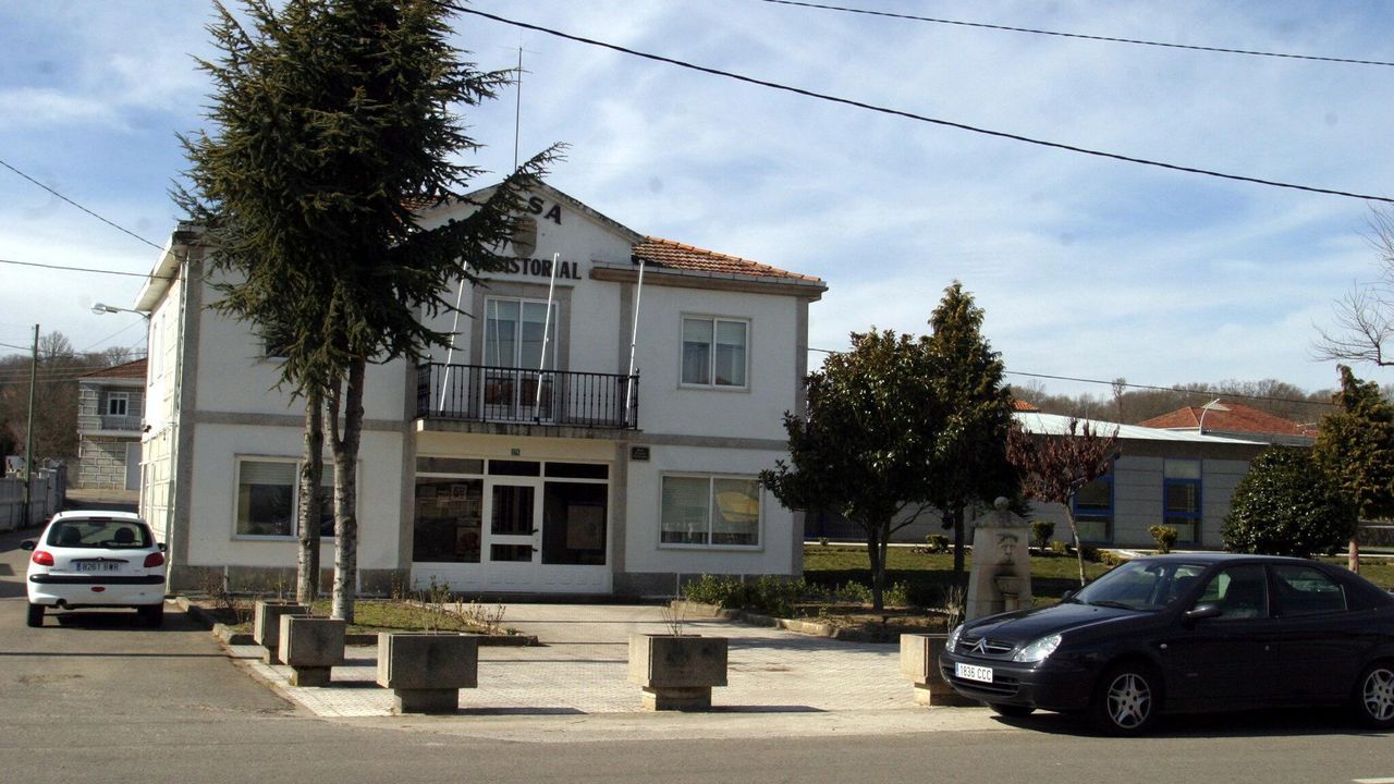 El venezolano Thor Rodrguez abri hace una dcada el bar O Boneco. Lo decor como siempre haba imaginado, como una casa, destaca mientras descuelga una 'B' que hered de otro local. Era del restaurante gallego que mis padres abrieron en Caracas al llegar a la emigracin, muestra con orgullo