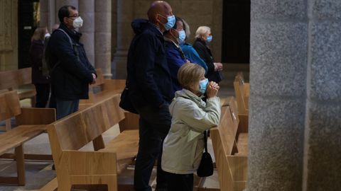 La mayoría de los feligreses con mascarilla en la misa en la Catedral 