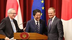 El primer ministro nipn, flanqueado por los lderes europeos tras sellar el acuerdo de Tokio