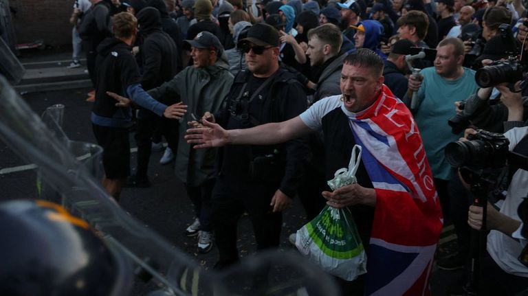 La líder «tory» alerta de que el conflicto étnico puede llevar al Reino Unido a una guerra civil