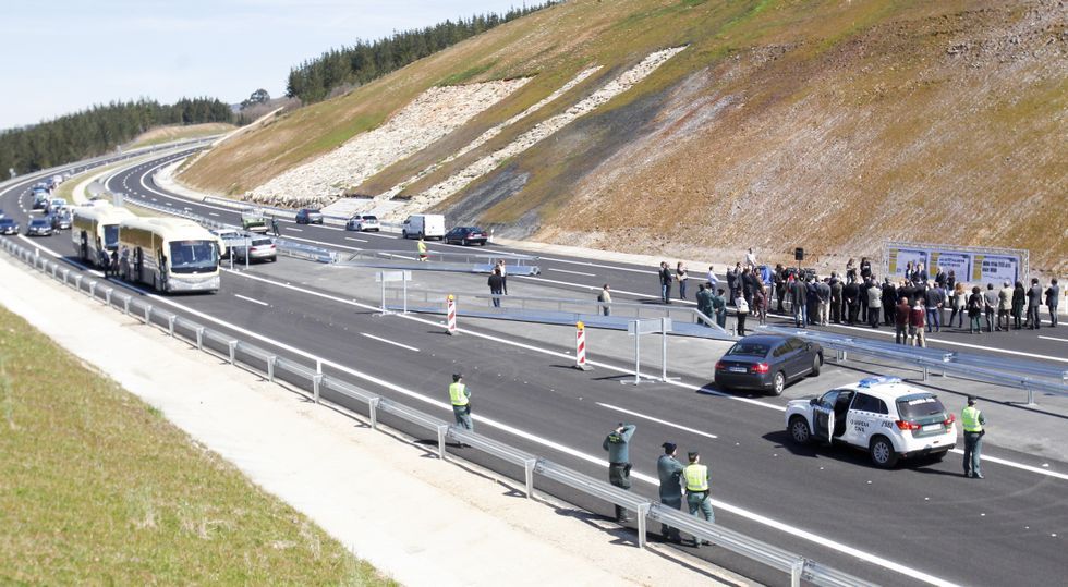 La inauguraci�n se realiz� en el final del tramo en Gunt�n, una zona hasta O Picato limitada a 100 por horas por las curvas. 