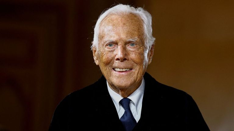 Armani rompe con medio siglo de independencia: su testamento ordena vender parte de la firma a Louis Vuitton o L'Oréal