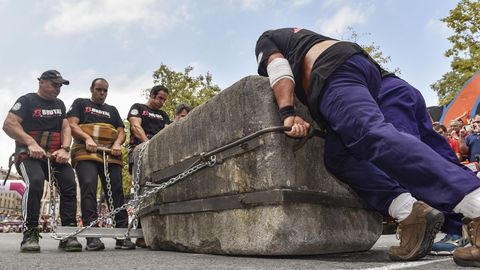 Siete forzudos vizcanos mueven hoy la mtica piedra de Munga, de 4.300 kilos de peso, en una exhibicin de deporte rural vasco