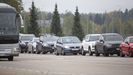 Varios coches salen de Rusia en dirección a Virolahti, Finlandia.