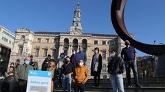 Miembros de la plataforma de apoyo a los presos de ETA Sare, en un acto celebrado en Bilbao