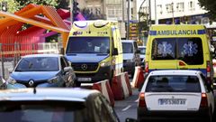 Imagen de archivo de unas ambulancias por el centro de Vigo