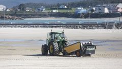 Maquinaria pesada trabajando estos días para limpiar la playa focense de A Rapadoira
