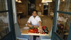 El cocinero peruano Toms Rubio, que se form en locales de Santiago, Barcelona y Colombia, mont en el 2018 A Viaxe, un restaurante que nace de su propio bagaje