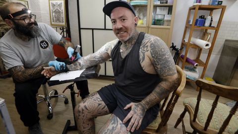 El tatuador asturiano Sepul, invitado por Viveiro Tattoo, grabando en negro el brazo de Óscar Fraga donde posteriormente tatuará dibujos en blanco