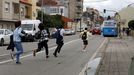 Alumnos del Cotarelo, corriendo para no perder el autobús urbano tras la jornada escolar