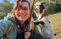 Julia Erard, una joven que ha empezado desde cero en el oficio de pastora con ocho cabras enanas