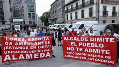 Los ambulantes marcharon en sus furgonetas desde Rafael Areses y se concentraron en la plaza de España, donde desplegaron dos pancartas