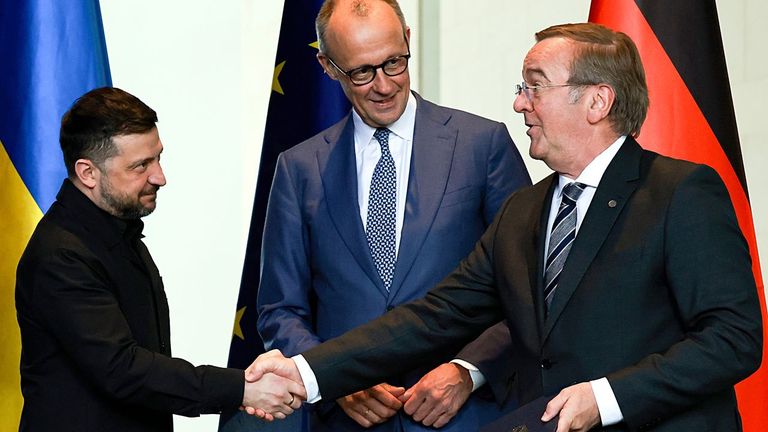 Zelenski presume de ganar batallas con robots, sin solados humanos, y firma un convenio militar con Alemania