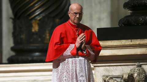El cardenal Tarcisio Bertone, durante una celebracin litrgica en la Semana Santa del 2016